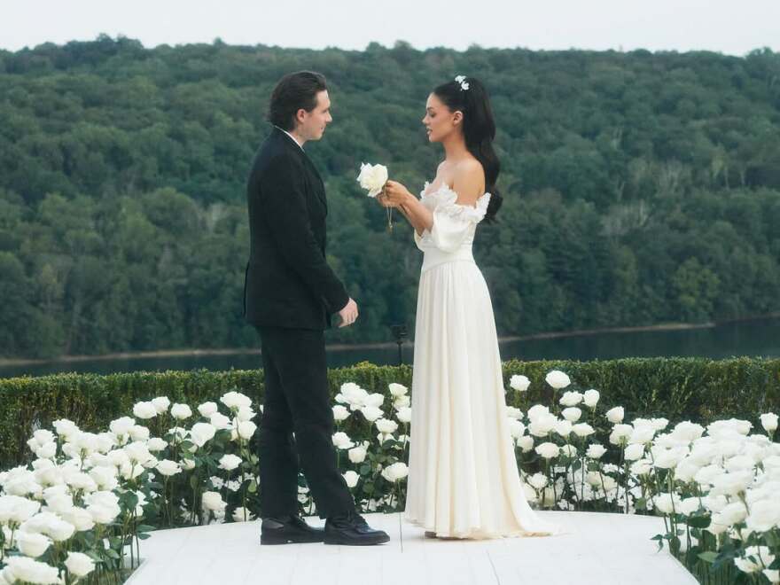 H Νίκολα Πελτζ δημοσίευσε φωτογραφίες από την ανανέωση των γαμήλιων όρκων με τον Μπρούκλιν Μπέκαμ
