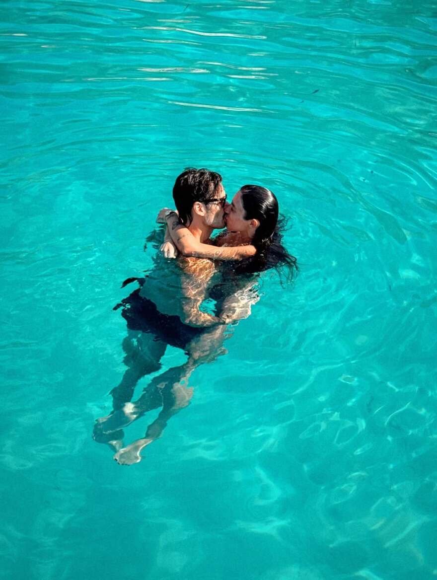 Γιώργος Καράβας - Ραφαέλα Ψαρρού: Τα φιλιά τους μέσα στη θάλασσα  - Δείτε φωτογραφίες