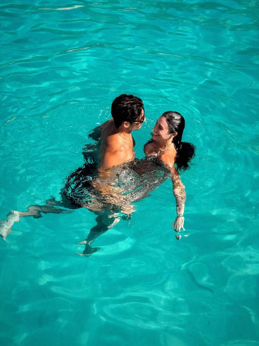 Γιώργος Καράβας - Ραφαέλα Ψαρρού: Τα φιλιά τους μέσα στη θάλασσα  - Δείτε φωτογραφίες