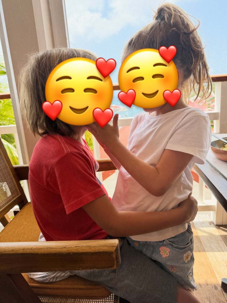 Η Δούκισσα Νομικού ποζάρει με μπλε μπικίνι στις διακοπές της - Δείτε φωτογραφίες