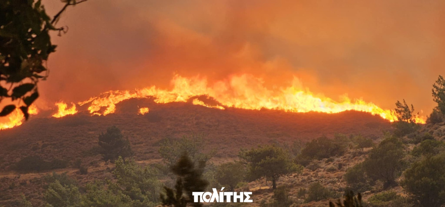 Μαίνεται η φωτιά στη Χίο: Απεγκλωβίστηκαν δεκάδες πολίτες από παραλίες - 16 εκκενώσεις οικισμών, δείτε βίντεο