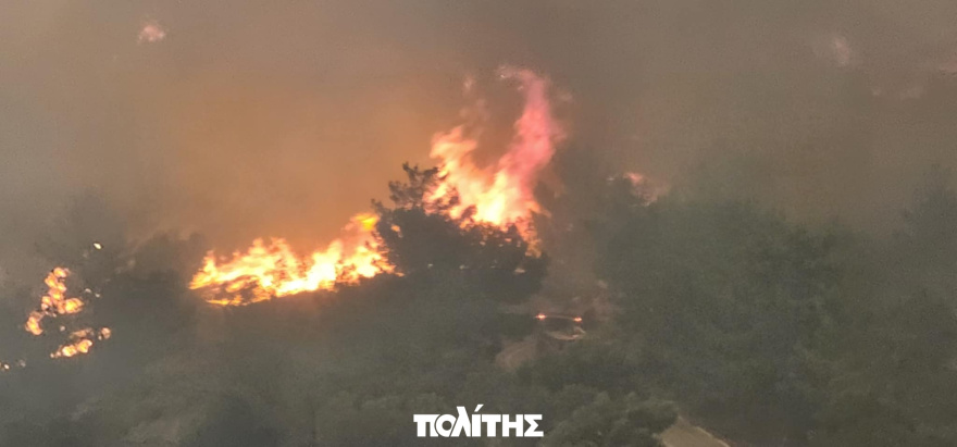 Μαίνεται η φωτιά στη Χίο: Απεγκλωβίστηκαν δεκάδες πολίτες από παραλίες - 16 εκκενώσεις οικισμών, δείτε βίντεο