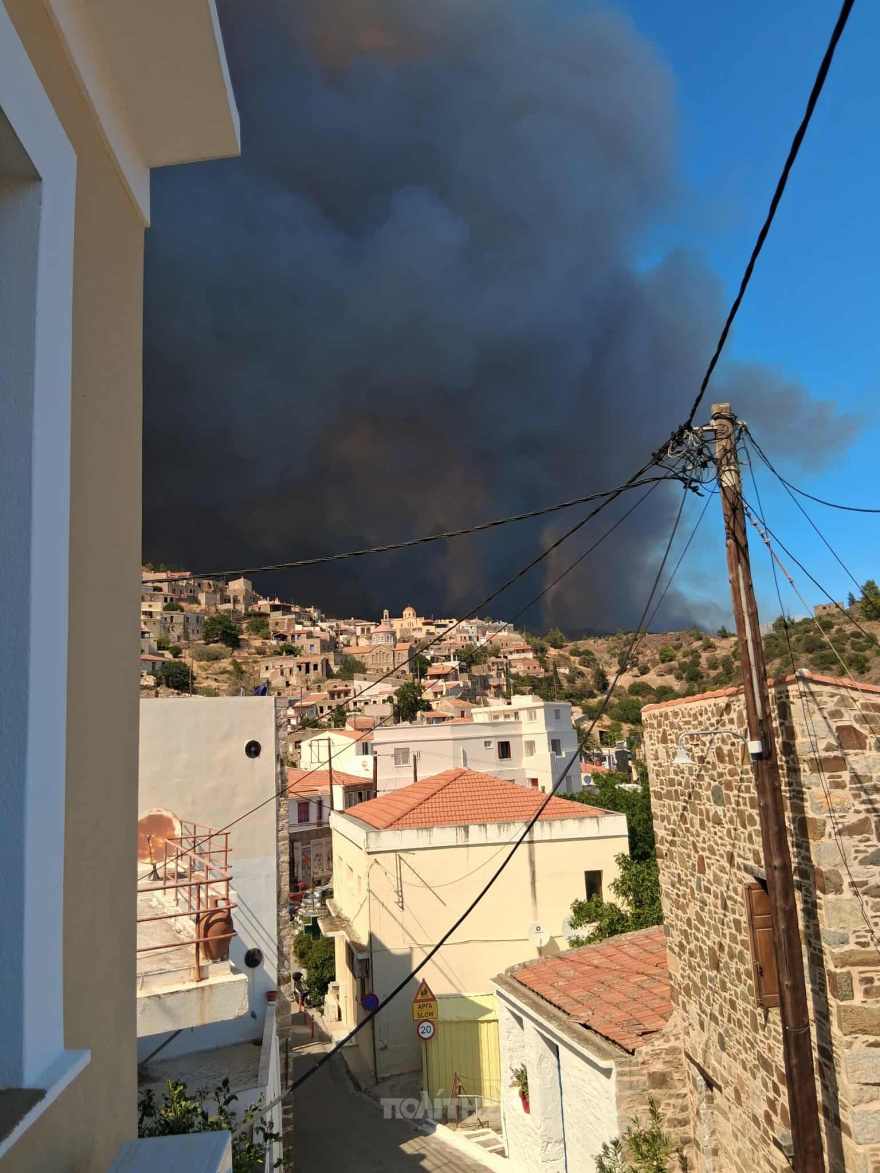 Μαίνεται η φωτιά στη Χίο: Απεγκλωβίστηκαν δεκάδες πολίτες από παραλίες - 16 εκκενώσεις οικισμών, δείτε βίντεο