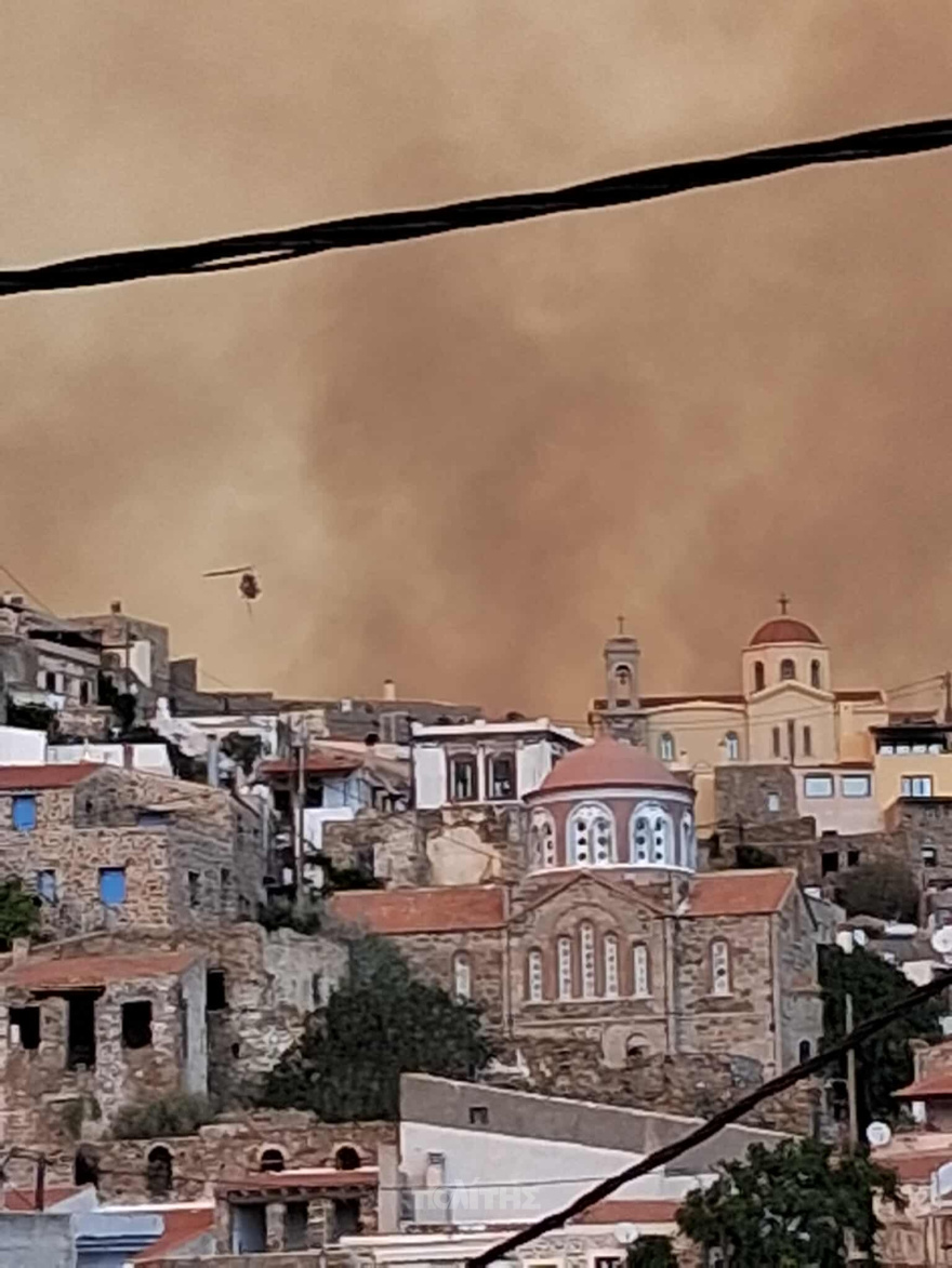 Μαίνεται η φωτιά στη Χίο: Απεγκλωβίστηκαν δεκάδες πολίτες από παραλίες - 16 εκκενώσεις οικισμών, δείτε βίντεο