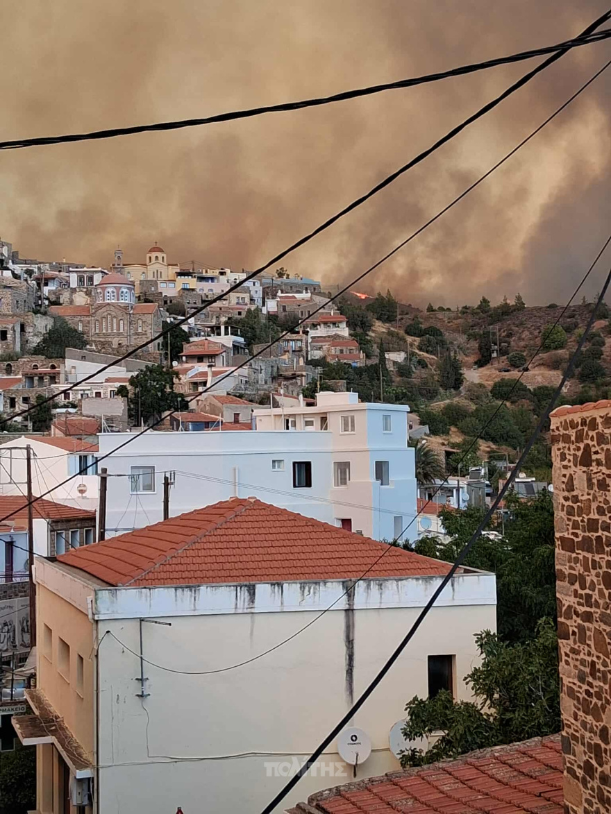 Μαίνεται η φωτιά στη Χίο: Απεγκλωβίστηκαν δεκάδες πολίτες από παραλίες - 16 εκκενώσεις οικισμών, δείτε βίντεο