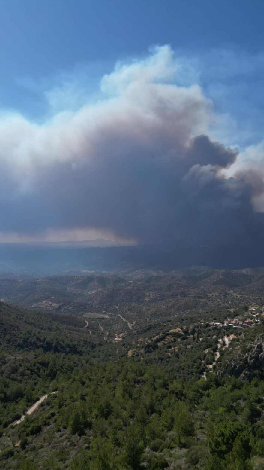 Μαίνεται η φωτιά στη Χίο: Απεγκλωβίστηκαν δεκάδες πολίτες από παραλίες - 16 εκκενώσεις οικισμών, δείτε βίντεο