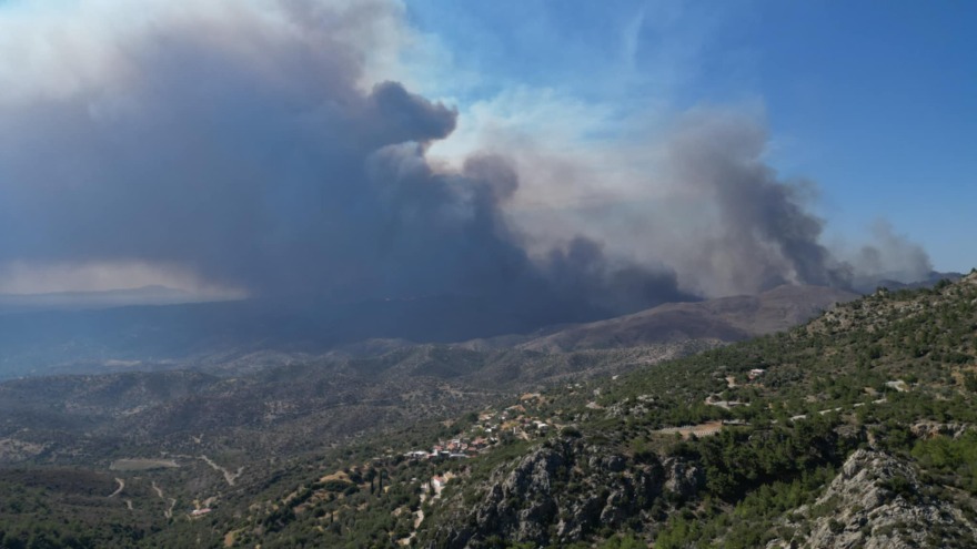 Μαίνεται η φωτιά στη Χίο: Απεγκλωβίστηκαν δεκάδες πολίτες από παραλίες - 16 εκκενώσεις οικισμών, δείτε βίντεο