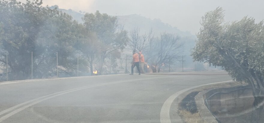 Μαίνεται η φωτιά στη Χίο: Απεγκλωβίστηκαν δεκάδες πολίτες από παραλίες - 16 εκκενώσεις οικισμών, δείτε βίντεο