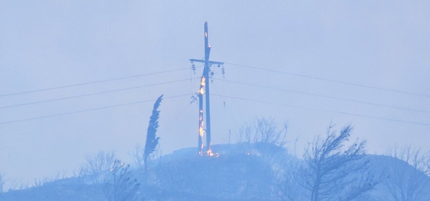 Μαίνεται η φωτιά στη Χίο: Απεγκλωβίστηκαν δεκάδες πολίτες από παραλίες - 16 εκκενώσεις οικισμών, δείτε βίντεο