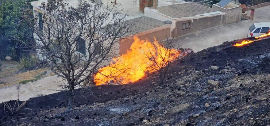 Μαίνεται η φωτιά στη Χίο: Απεγκλωβίστηκαν δεκάδες πολίτες από παραλίες - 16 εκκενώσεις οικισμών, δείτε βίντεο