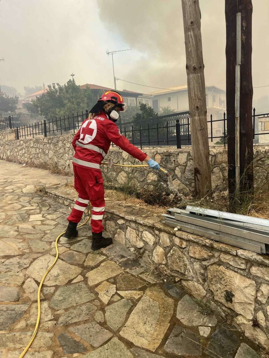 Κλιμάκια του Ελληνικού Ερυθρού Σταυρού επιχειρούν στη φωτιά στη Ζάκυνθο - Δείτε φωτογραφίες