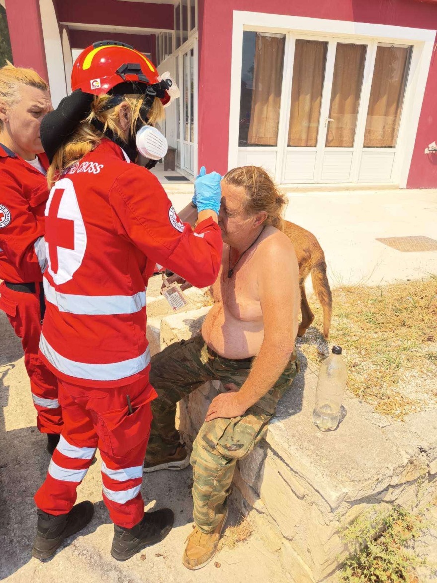 Κλιμάκια του Ελληνικού Ερυθρού Σταυρού επιχειρούν στη φωτιά στη Ζάκυνθο - Δείτε φωτογραφίες