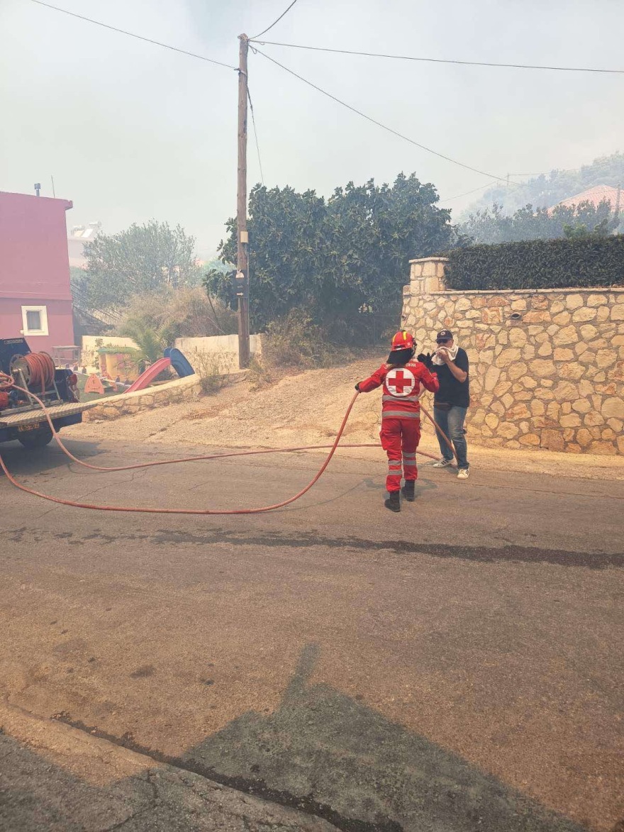Κλιμάκια του Ελληνικού Ερυθρού Σταυρού επιχειρούν στη φωτιά στη Ζάκυνθο - Δείτε φωτογραφίες