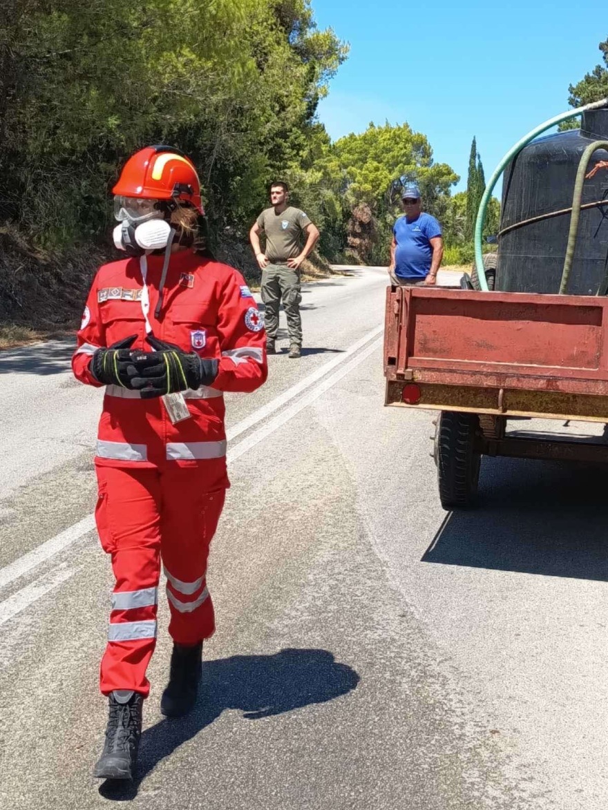 Κλιμάκια του Ελληνικού Ερυθρού Σταυρού επιχειρούν στη φωτιά στη Ζάκυνθο - Δείτε φωτογραφίες