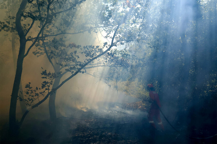Μαίνονται ανεξέλεγκτες οι φωτιές στα μειονοτικά χωριά της Αλβανίας - Απειλούνται εγκαταστάσεις υγραερίου, δείτε βίντεο