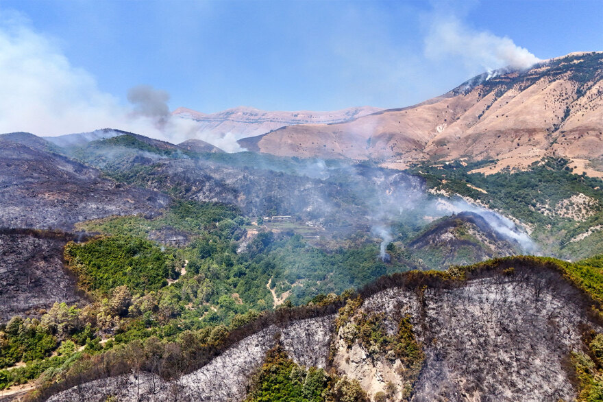 Μαίνονται ανεξέλεγκτες οι φωτιές στα μειονοτικά χωριά της Αλβανίας - Απειλούνται εγκαταστάσεις υγραερίου, δείτε βίντεο