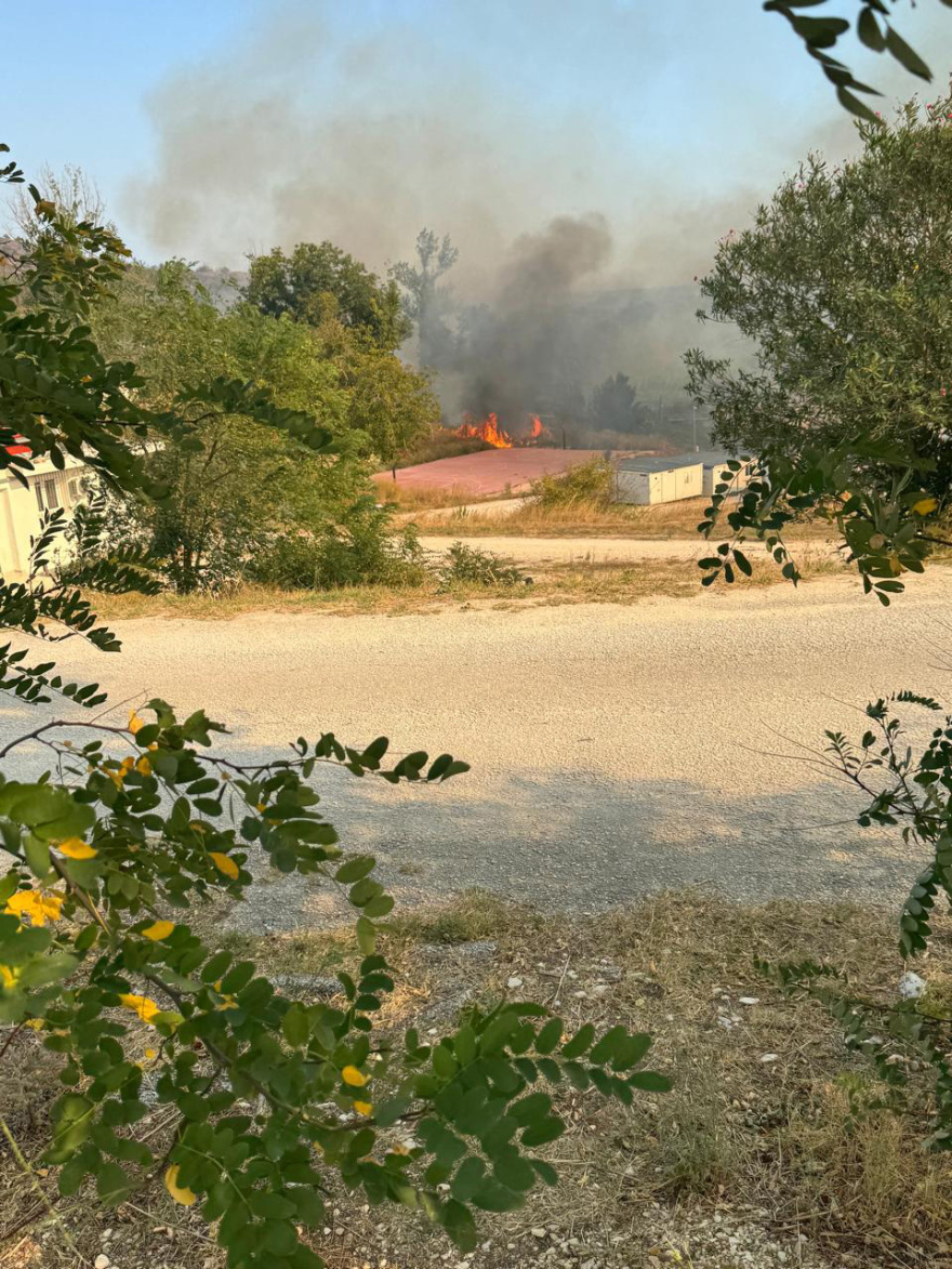 Φωτιά στην Πρέβεζα: Μάχη για να σωθεί η δομή φιλοξενίας μεταναστών της Φιλιππιάδας