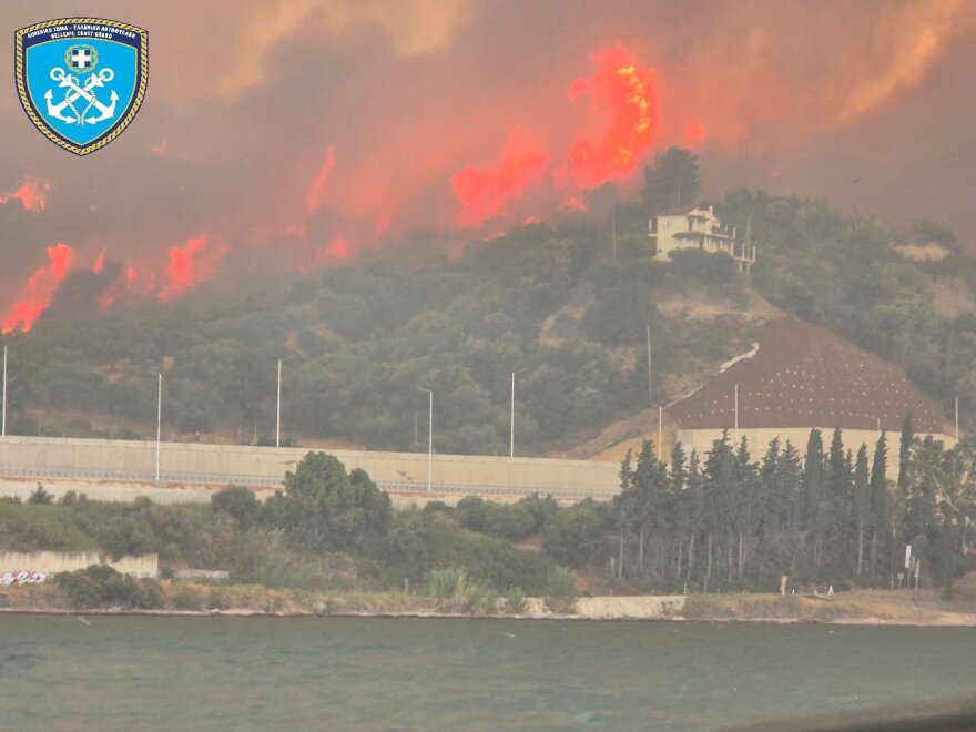 Λιμενικό: 76 πολίτες απεγκλωβίστηκαν χθες από τις φωτιές σε Πάτρα και Χίο