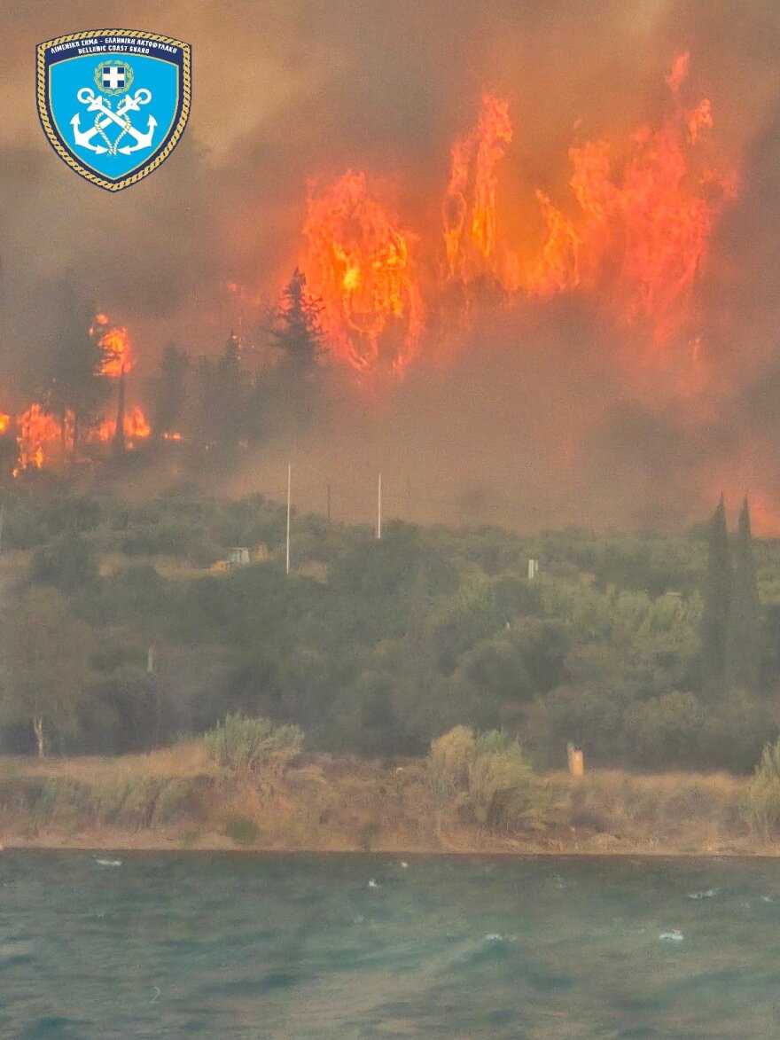 Λιμενικό: 76 πολίτες απεγκλωβίστηκαν χθες από τις φωτιές σε Πάτρα και Χίο