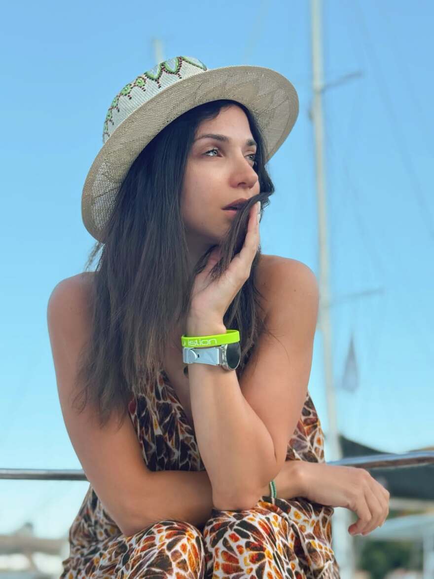 Η Κατερίνα Γερονικολού φωτογραφήθηκε πάνω σε γιοτ στις διακοπές της στην Ιθάκη