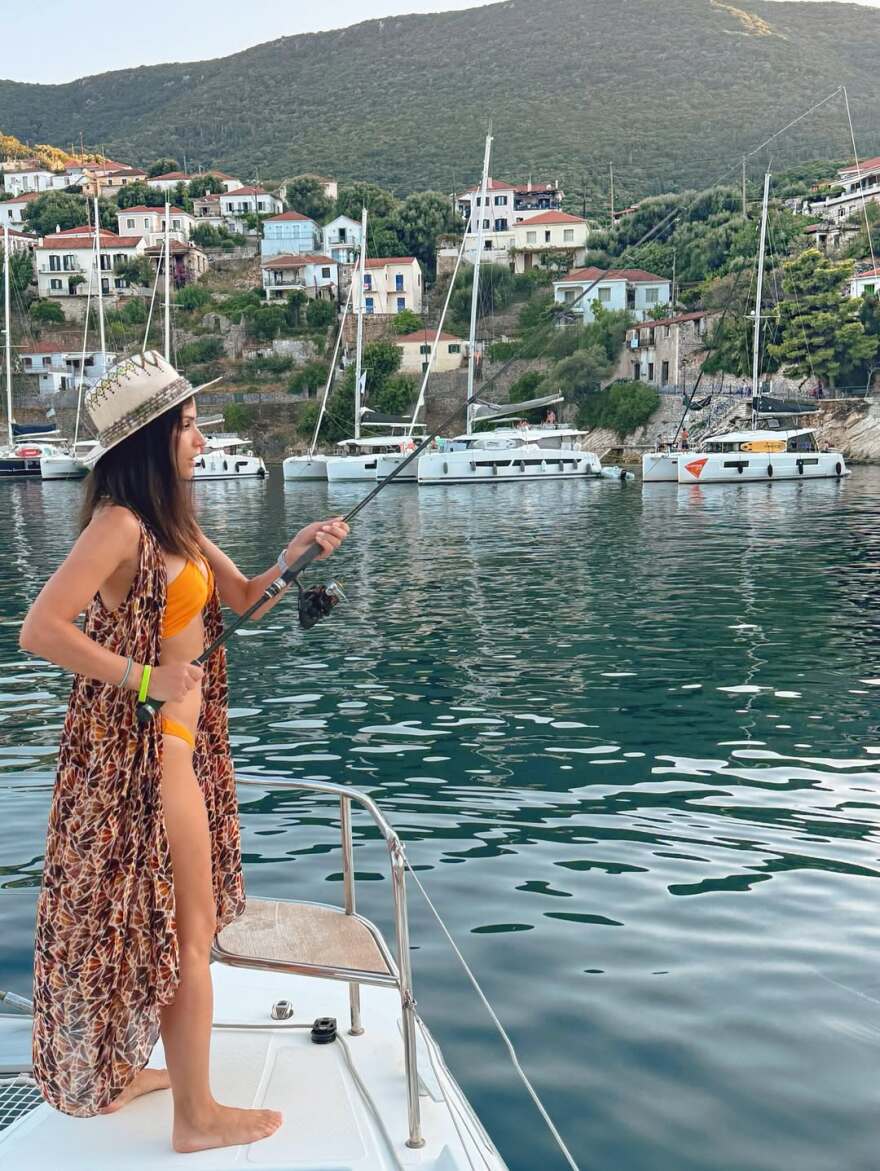 Η Κατερίνα Γερονικολού φωτογραφήθηκε πάνω σε γιοτ στις διακοπές της στην Ιθάκη