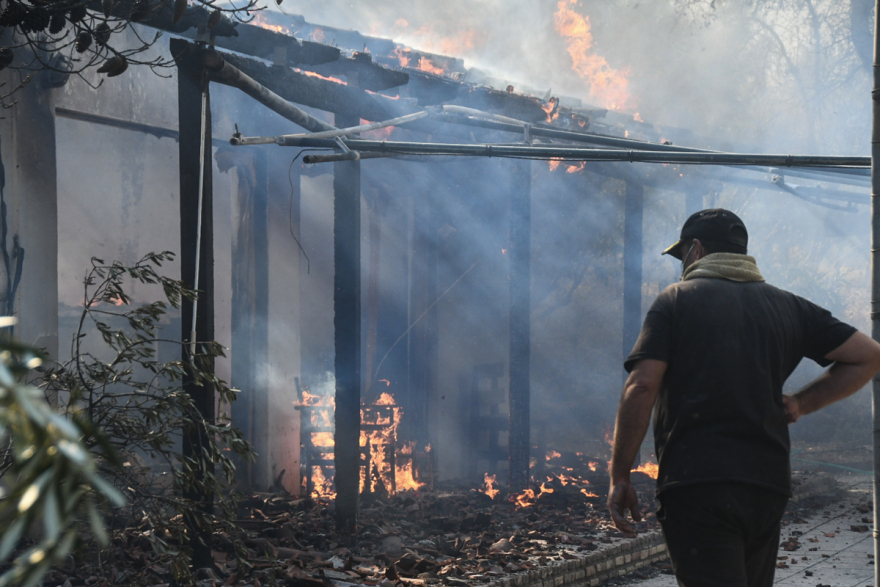 Μετά από 48 ώρες στις φλόγες, η Αχαΐα μετράει τις πληγές της - Δείτε φωτογραφίες και βίντεο