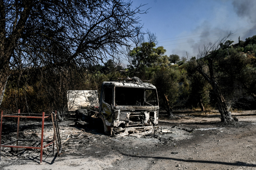 Μετά από 48 ώρες στις φλόγες, η Αχαΐα μετράει τις πληγές της - Δείτε φωτογραφίες και βίντεο