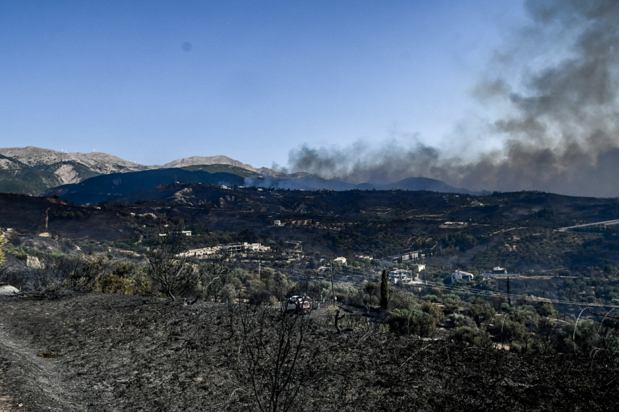 Μετά από 48 ώρες στις φλόγες, η Αχαΐα μετράει τις πληγές της - Δείτε φωτογραφίες και βίντεο