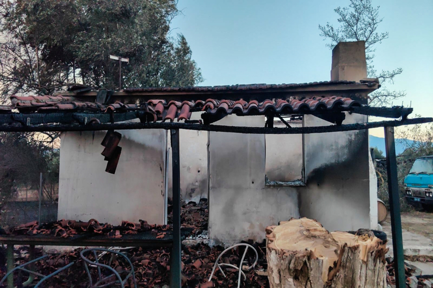 Μετά από 48 ώρες στις φλόγες, η Αχαΐα μετράει τις πληγές της - Δείτε φωτογραφίες και βίντεο