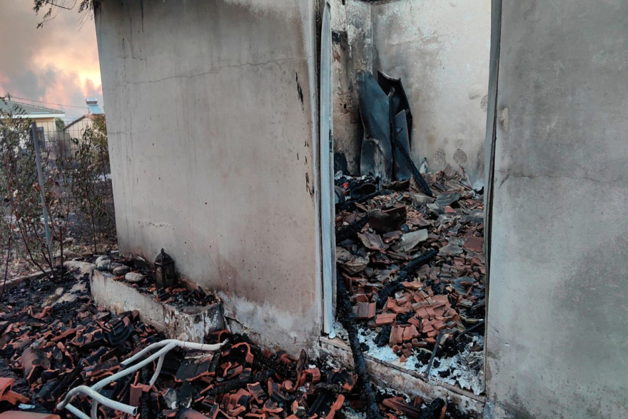 Μετά από 48 ώρες στις φλόγες, η Αχαΐα μετράει τις πληγές της - Δείτε φωτογραφίες και βίντεο