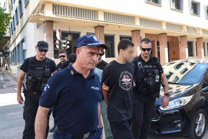 «Κάψατε την Πάτρα, ντροπή σας» - Εξαγριωμένοι πολίτες κινήθηκαν κατά των κατηγορούμενων για εμπρησμό έξω από τα δικαστήρια, δείτε βίντεο
