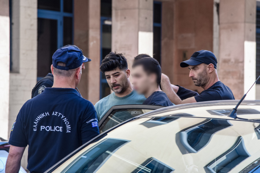 «Κάψατε την Πάτρα, ντροπή σας» - Εξαγριωμένοι πολίτες κινήθηκαν κατά των κατηγορούμενων για εμπρησμό έξω από τα δικαστήρια, δείτε βίντεο