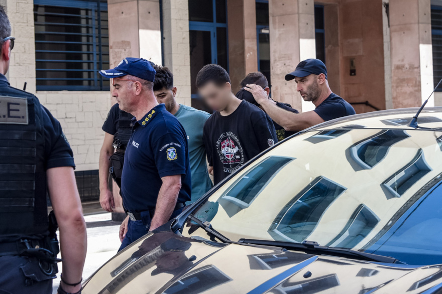 «Κάψατε την Πάτρα, ντροπή σας» - Εξαγριωμένοι πολίτες κινήθηκαν κατά των κατηγορούμενων για εμπρησμό έξω από τα δικαστήρια, δείτε βίντεο