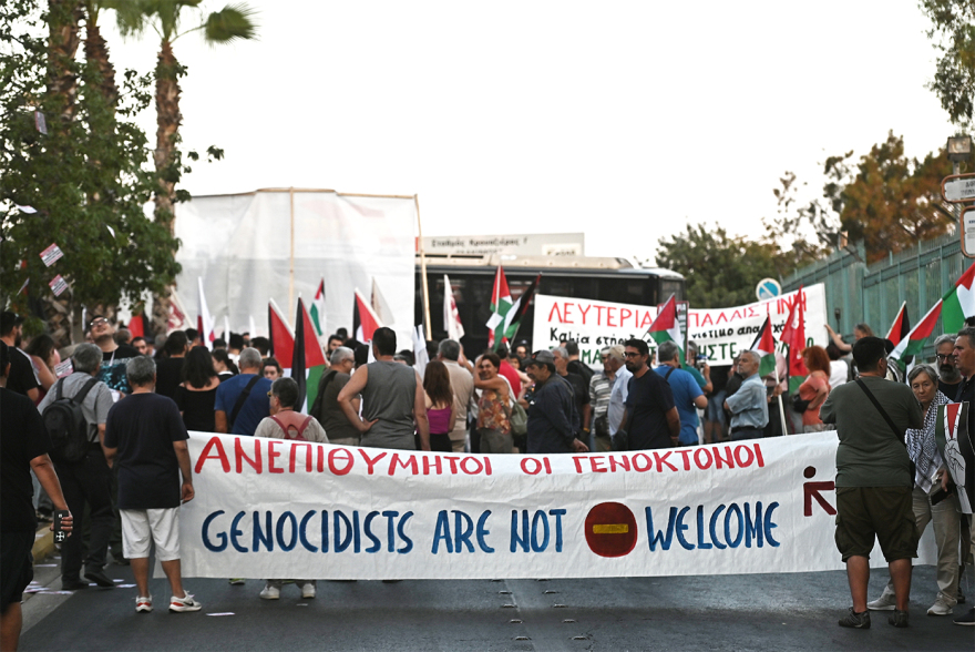 Συγκέντρωση του ΠΑΜΕ στο λιμάνι του Πειραιά για κρουαζιερόπλοιο από το Ισραήλ - Μπλόκο από την αστυνομία