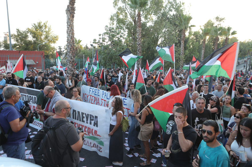 Συγκέντρωση του ΠΑΜΕ στο λιμάνι του Πειραιά για κρουαζιερόπλοιο από το Ισραήλ - Πέταξαν γιαούρτι στο κεντρικό λιμεναρχείο