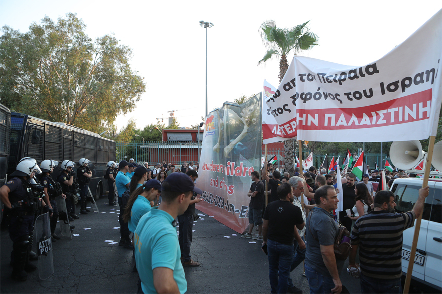 Συγκέντρωση του ΠΑΜΕ στο λιμάνι του Πειραιά για κρουαζιερόπλοιο από το Ισραήλ - Μπλόκο από την αστυνομία