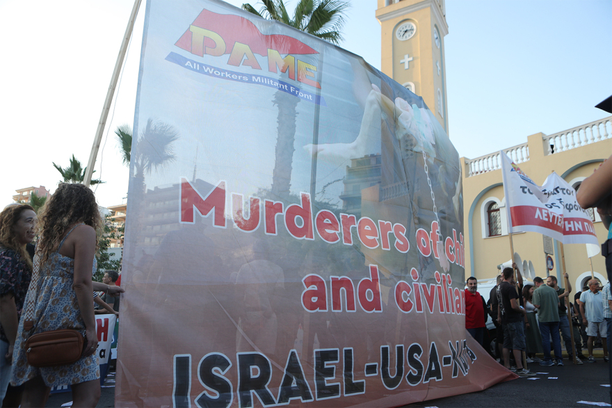 Συγκέντρωση του ΠΑΜΕ στο λιμάνι του Πειραιά για κρουαζιερόπλοιο από το Ισραήλ - Πέταξαν γιαούρτι στο κεντρικό λιμεναρχείο