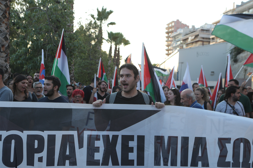 Συγκέντρωση του ΠΑΜΕ στο λιμάνι του Πειραιά για κρουαζιερόπλοιο από το Ισραήλ - Μπλόκο από την αστυνομία