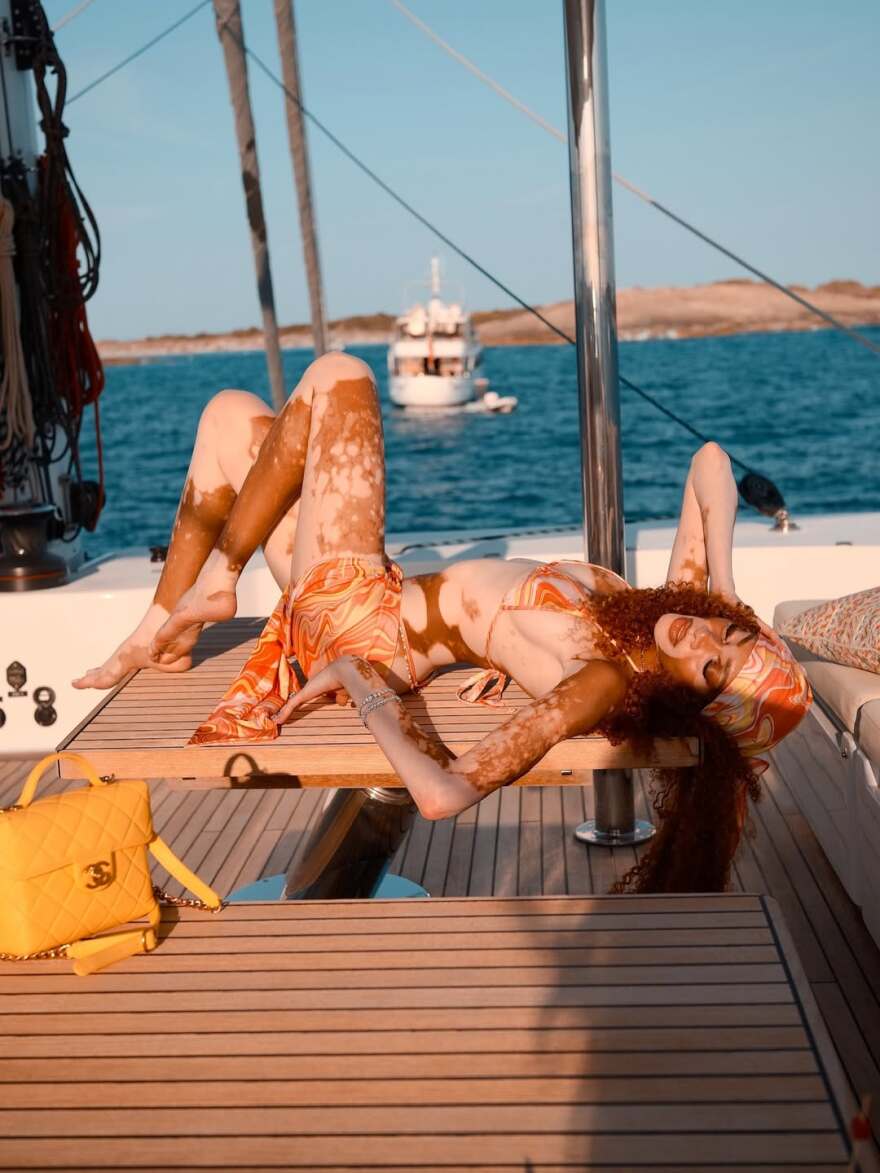 Γουΐνι Χάρλοου: Οι πόζες με μαγιό πάνω σε σκάφος