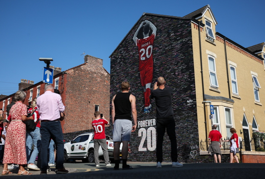 Ράγισαν οι πέτρες στο Άνφιλντ στο «αντίο» στον Ντιόγκο Ζότα - Το κορεό για τον Πορτογάλο, το τραγούδι των φίλων των Reds και τα δάκρυα του Σαλάχ -Βίντεο 