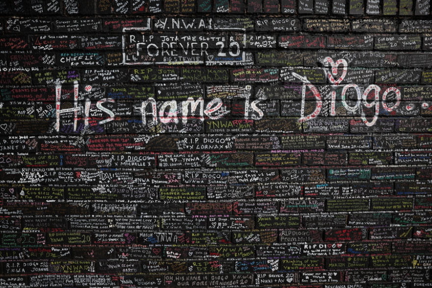 Ράγισαν οι πέτρες στο Άνφιλντ στο «αντίο» στον Ντιόγκο Ζότα - Το κορεό για τον Πορτογάλο, το τραγούδι των φίλων των Reds και τα δάκρυα του Σαλάχ -Βίντεο 