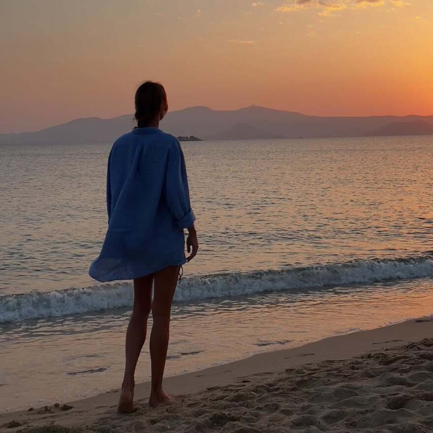 Η Νικολέττα Καρρά φωτογραφίζεται με φόντο το ηλιοβασίλεμα στη Νάξο