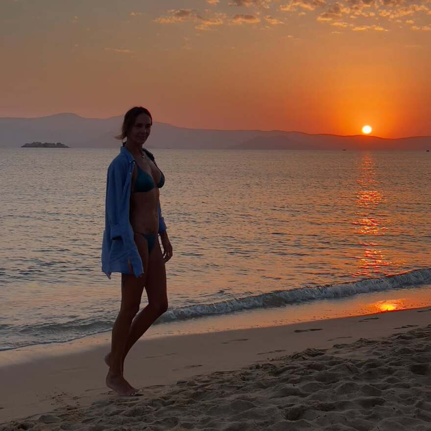 Η Νικολέττα Καρρά φωτογραφίζεται με φόντο το ηλιοβασίλεμα στη Νάξο