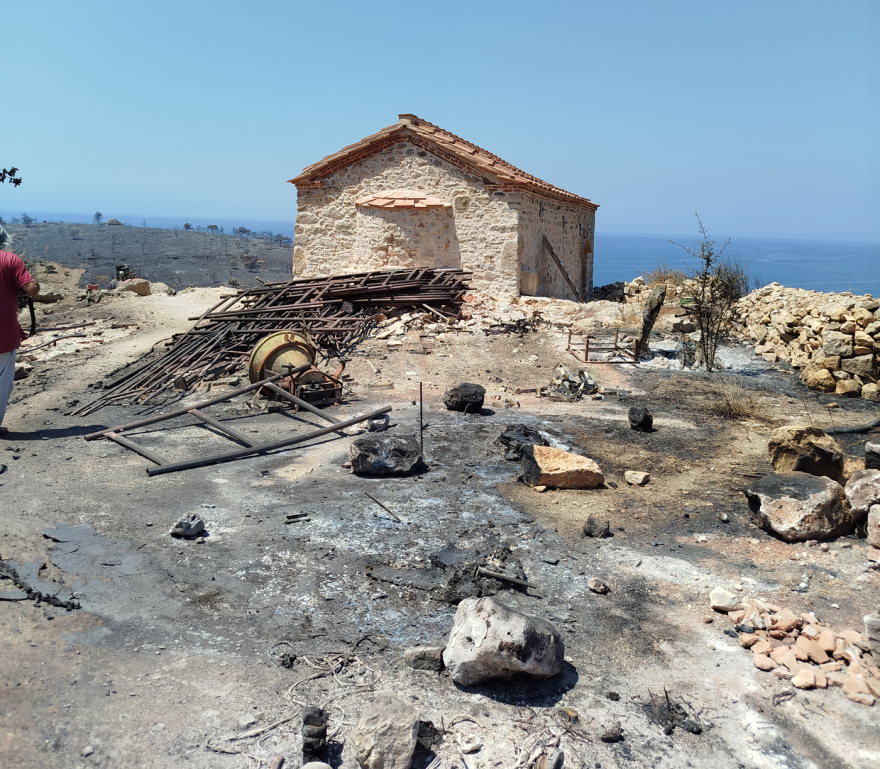 Μικρές φθορές από τη φωτιά στο βυζαντινό ναό του Αγίου Γεωργίου και στο Κάστρο της Βολισσού στη Χίο, δείτε φωτογραφίες