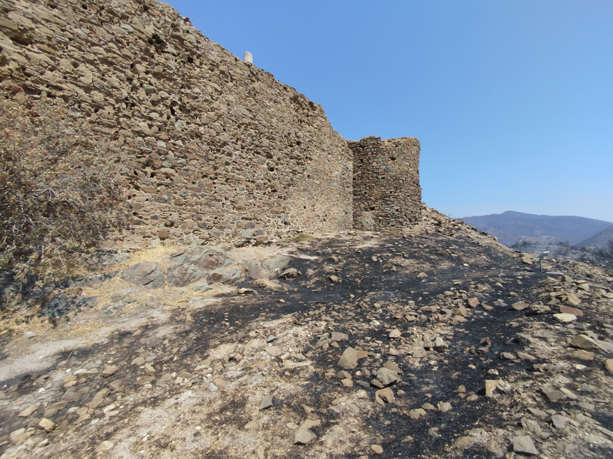 Μικρές φθορές από τη φωτιά στο βυζαντινό ναό του Αγίου Γεωργίου και στο Κάστρο της Βολισσού στη Χίο, δείτε φωτογραφίες