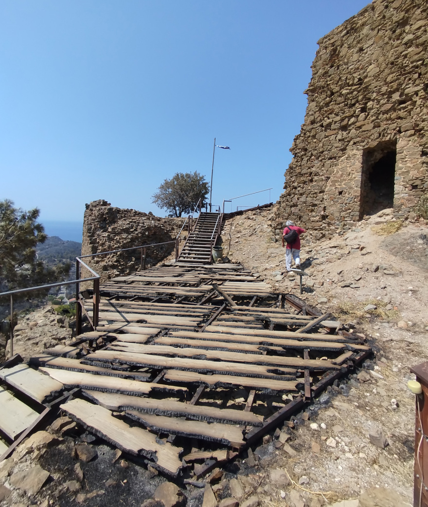 Μικρές φθορές από τη φωτιά στο βυζαντινό ναό του Αγίου Γεωργίου και στο Κάστρο της Βολισσού στη Χίο, δείτε φωτογραφίες