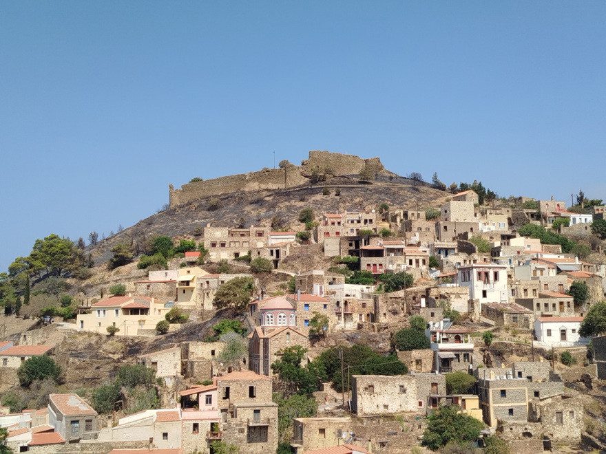 Μικρές φθορές από τη φωτιά στο βυζαντινό ναό του Αγίου Γεωργίου και στο Κάστρο της Βολισσού στη Χίο, δείτε φωτογραφίες