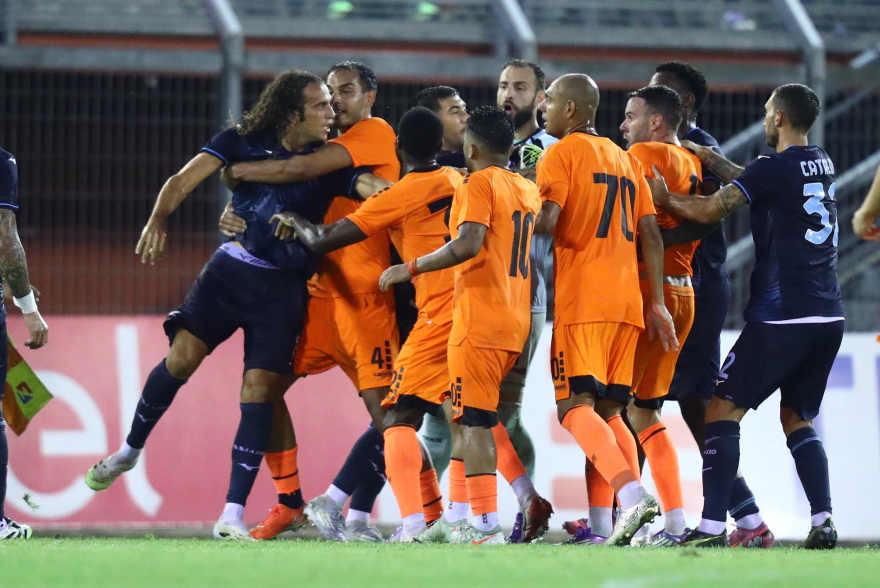 Ένταση στο γήπεδο, ξύλο στη φυσούνα και κόκκινες κάρτες στο φιλικό παιχνίδι της Λάτσιο με τον Ατρόμητο - Φωτογραφίες 