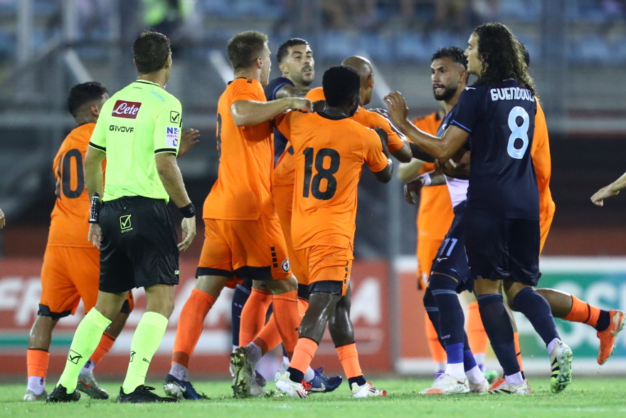 Ένταση στο γήπεδο, ξύλο στη φυσούνα και κόκκινες κάρτες στο φιλικό παιχνίδι της Λάτσιο με τον Ατρόμητο - Φωτογραφίες 