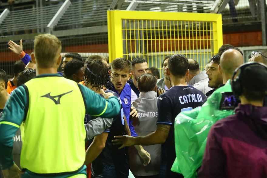 Ένταση στο γήπεδο, ξύλο στη φυσούνα και κόκκινες κάρτες στο φιλικό παιχνίδι της Λάτσιο με τον Ατρόμητο - Φωτογραφίες 